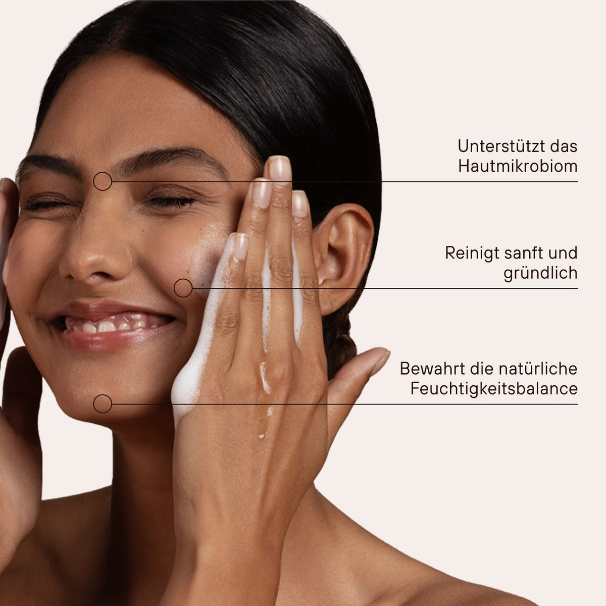 Frau trägt die Gesichtspflege sanft auf und massiert sie in die Haut ein.