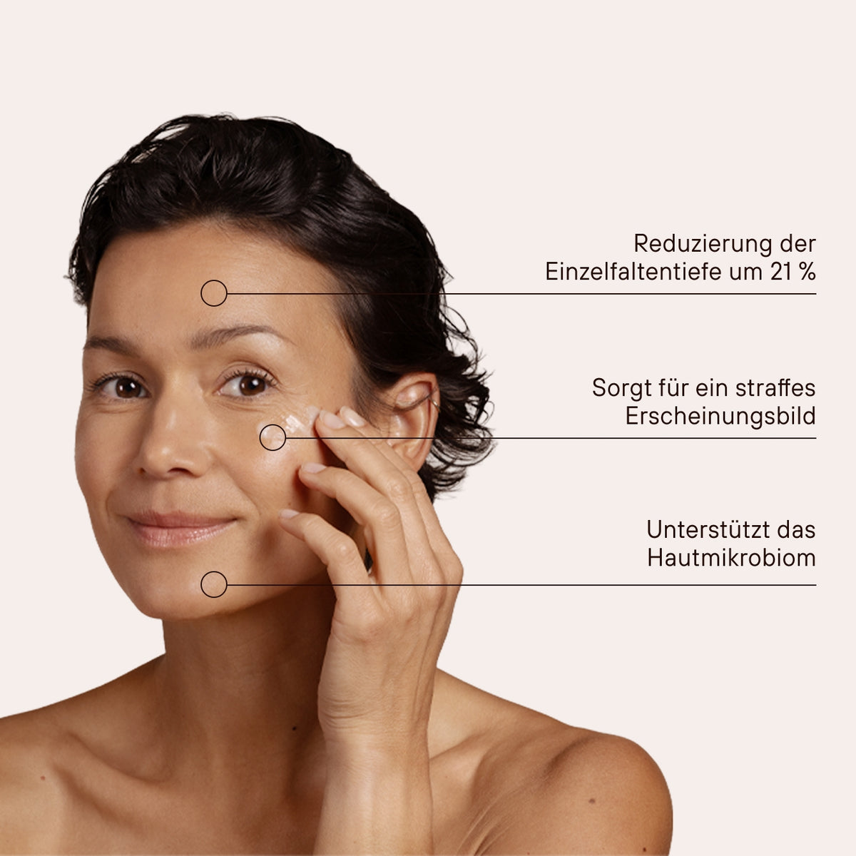 Gesicht mit Hinweisen zur Wirkung der Fermented Firming Eye Cream