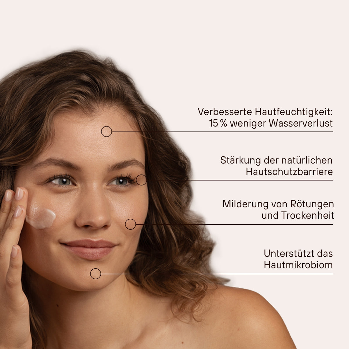 Eine Frau mit Hinweisen zur Wirkung der Fermented Repair Night Cream