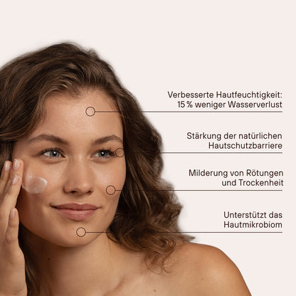 Eine Frau mit Hinweisen zur Wirkung der Fermented Repair Night Cream
